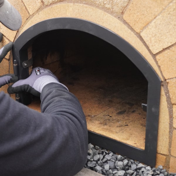 Ofentür einbauen - Pizzaofen Bauanleitung für Toskana