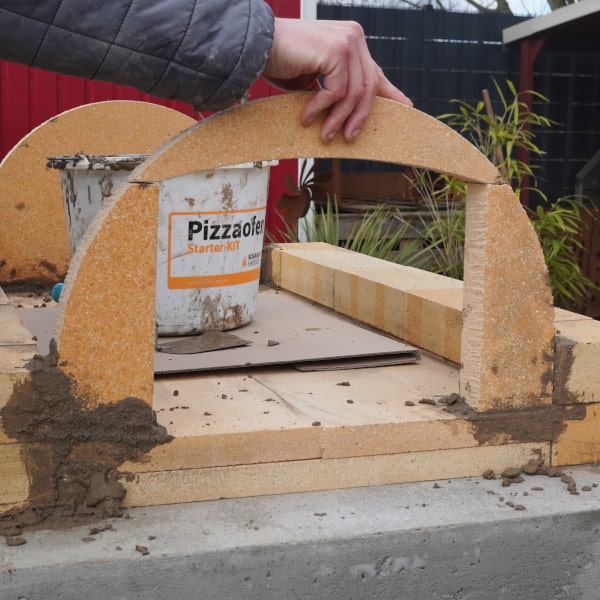 Türstein einbauen - Bauanleitung Pizzaofen Toskana