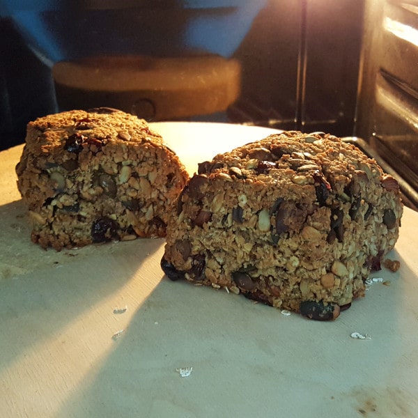 Müslibrot ohne Mehl und Hefe auf Brotbackstein backen