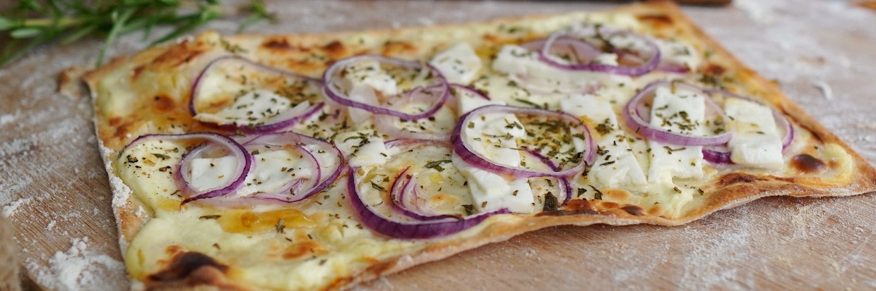 Flammkuchen mit Ziegenkäse backen auf Pizzastein