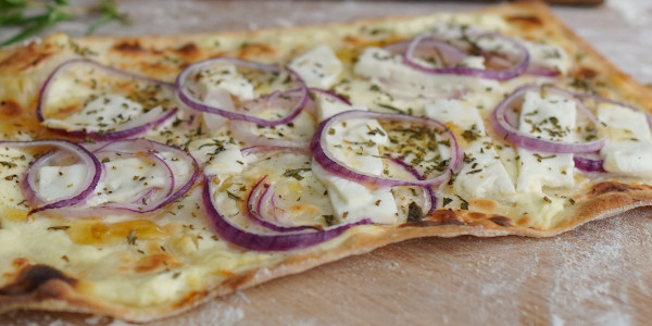 Rezepte: Flammkuchen mit Ziegenkäse auf dem Pizzastein backen