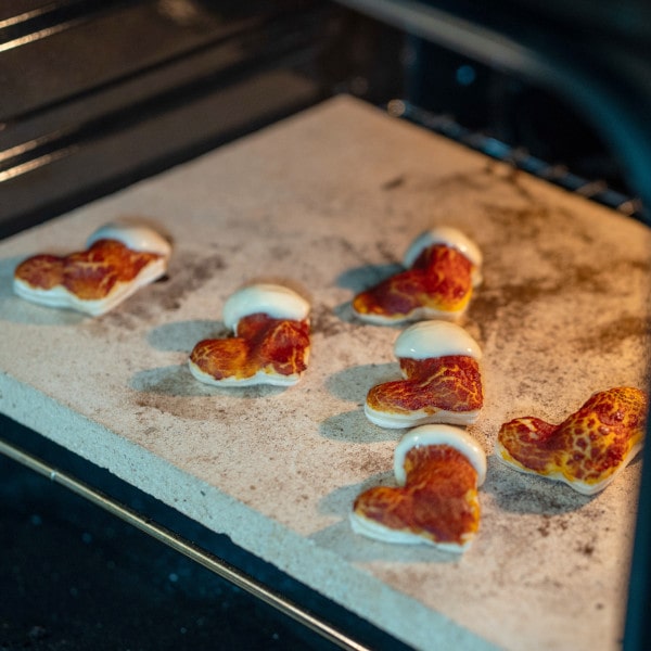 Nikolaus-Stiefel Mini Pizza mit Mozzarella backen