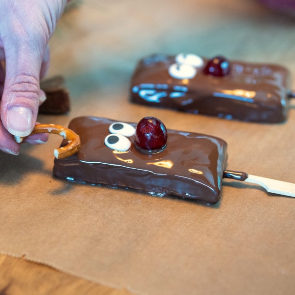 Schoko-Rentiere backen: Mit Brezel verzieren