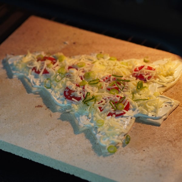 Vegetarische Tannenbaum-Pizza im Ofen backen