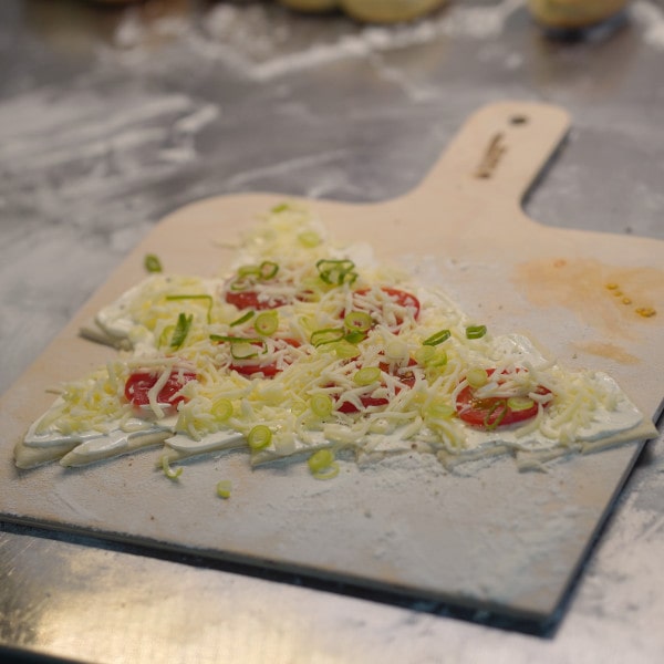 Belegte Tannenbaum-Pizza vor dem Backen