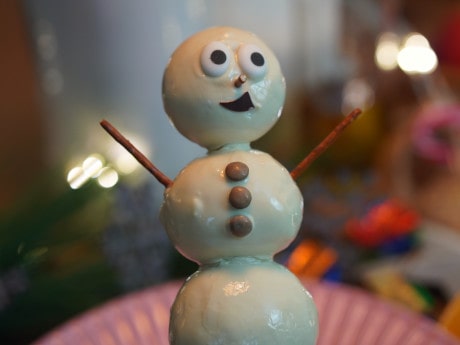 Schneemann backen: Schneemänner mit Schokolade