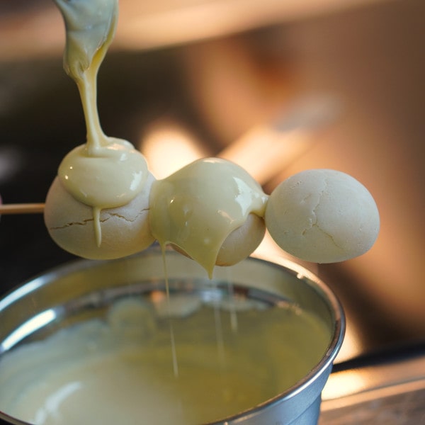 Schneemann backen: Schneemänner mit Schokolade verzieren