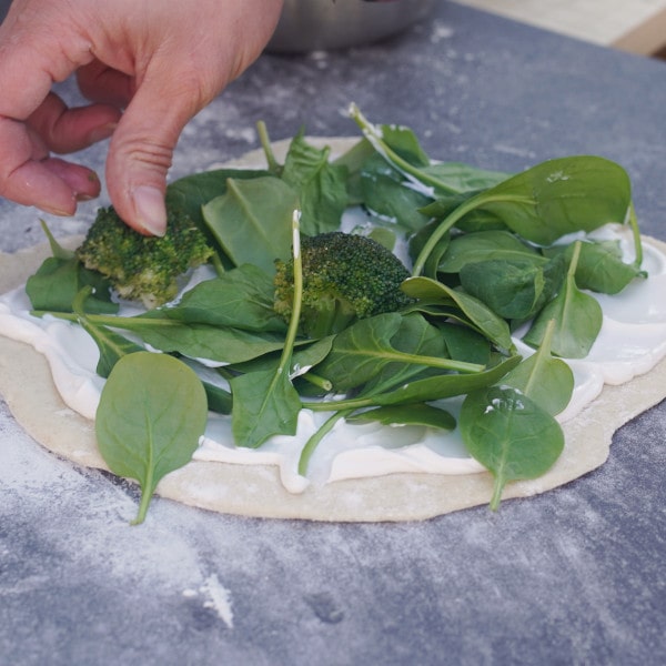 Vegane Pizza Belag: Mit Gemüse belegen