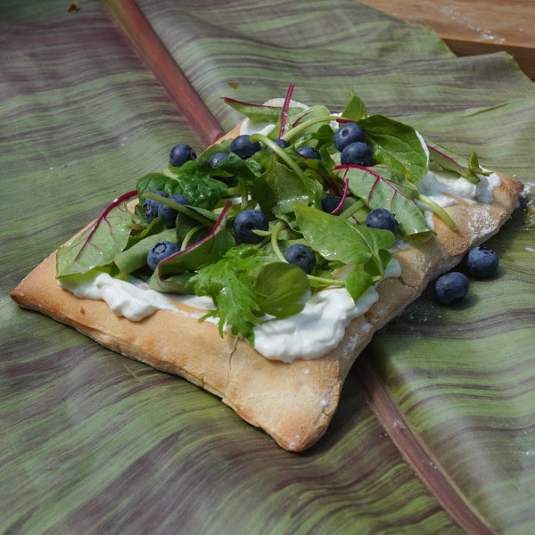 Vegetarische Pizza mit Heidelbeeren belegen