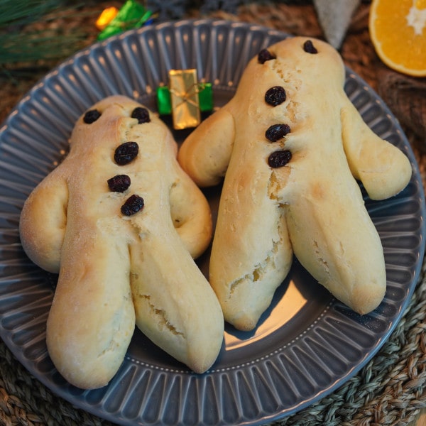 Weckmann backen auf dem Brotbackstein