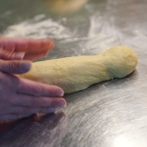 Weckmann backen: Weckmänner schneiden