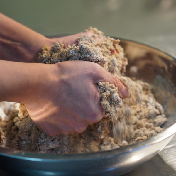 Saftige Zimtsterne backen: Den Teig verkneten