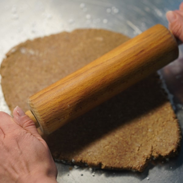 Saftige Zimtsterne backen: Den Teig ca. 2 cm dick ausrollen