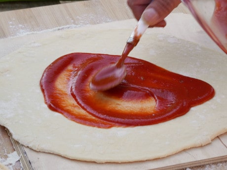 Pizza Exotic: Tomatensauce verstreichen