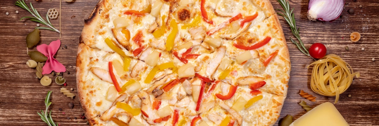 Rezept: Pizza mit Ananas und Hähnchen backen