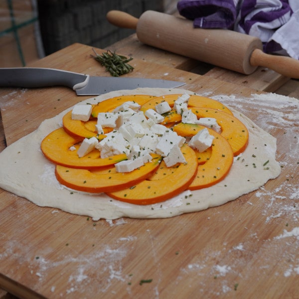 Kürbis Flammkuchen mit Ziegenkäse zubereiten