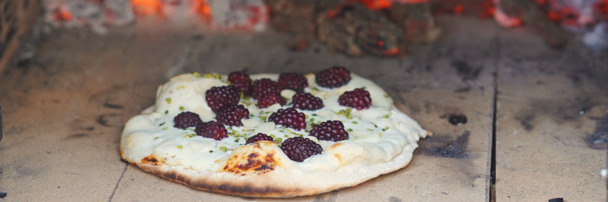 Rezept: Süßer Flammkuchen mit Brombeeren im Pizzaofen