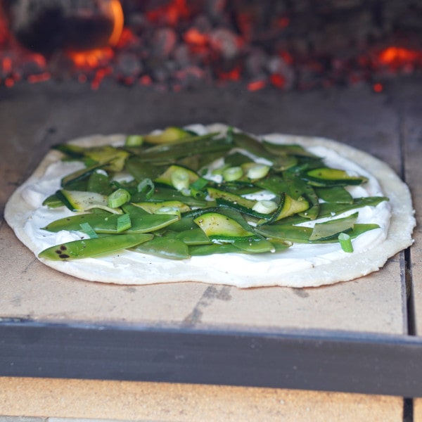 Veganen Flammkuchen im Pizzaofen backen