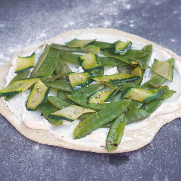 Veganen Flammkuchen belegen