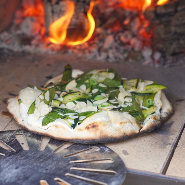 Fertig gebackener veganer Flammkuchen aus dem Pizzaofen