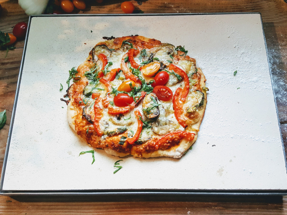 Vegetarische Pizza auf Pizzastein backen » Rezepte